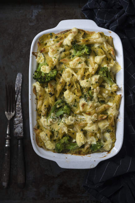 Spinach and broccoli pasta bake with vegan cheese — Stock Photo