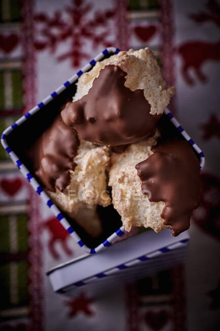 Chocolate-dipped coconut macaroons — Stock Photo