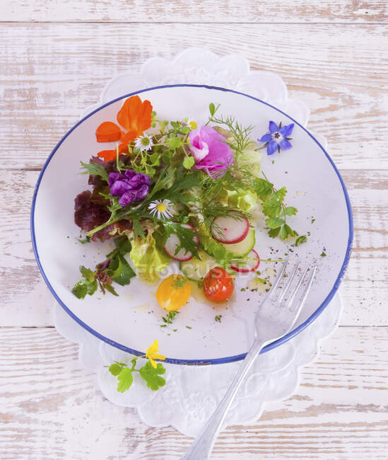 Floral summer salad close-up view — Stock Photo