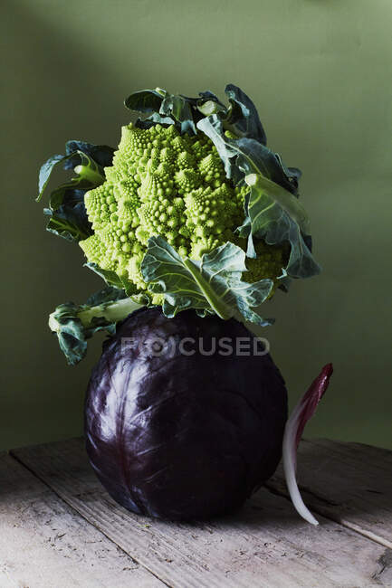 Red cabbage and Romanesco — Stock Photo
