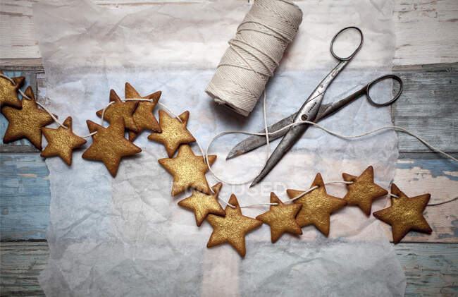 Gingerbread cookies decorated with gold dust — Stock Photo