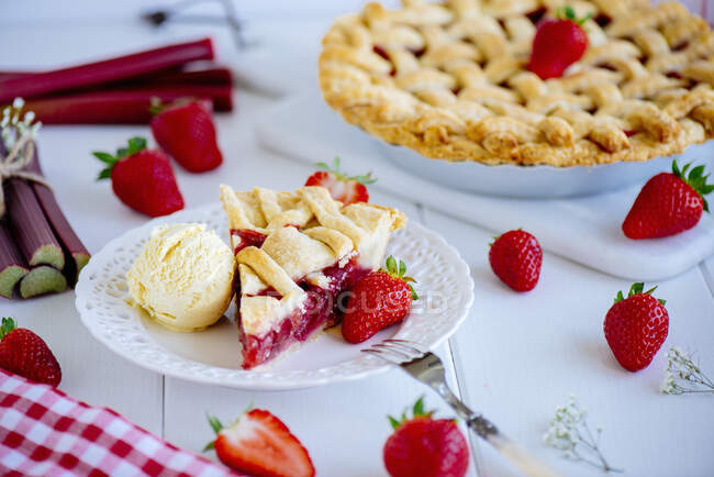 Rhubarb and strawberry pie with vanilla ice cream — Stock Photo
