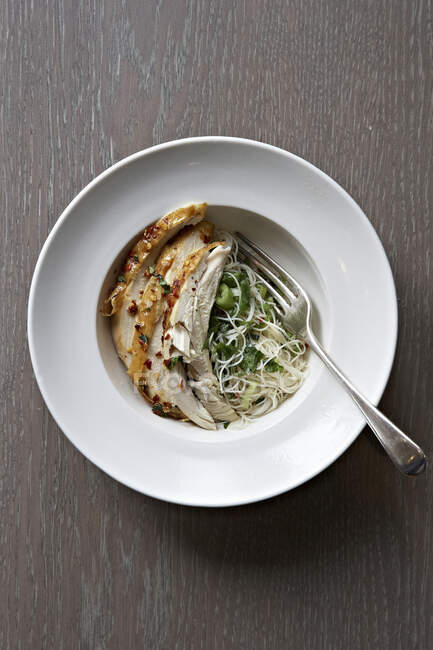 Peperoncino e pollo all'aglio con tagliatelle allo zenzero — Foto stock