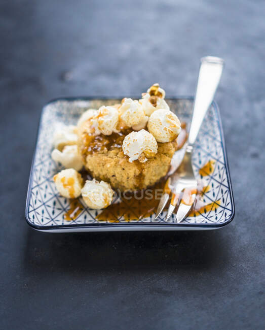 A caramel muffin with popcorn — Stock Photo