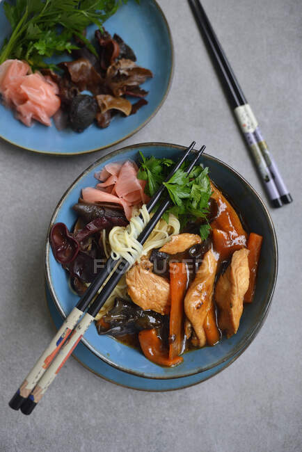 Frango chinês com legumes e cogumelos shitake — Fotografia de Stock