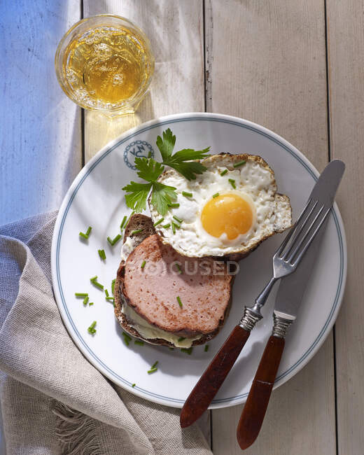 Смажений м'ясний рулет зі смаженим яйцем на хлібі з маслом — стокове фото