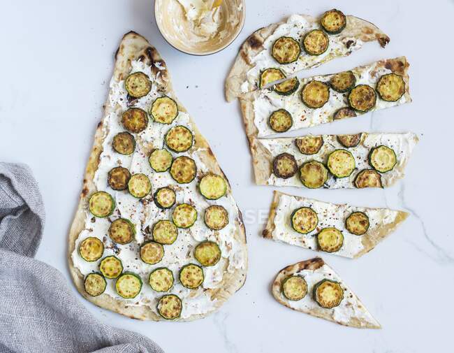 Naan bread with zucchini and labneh — Stock Photo