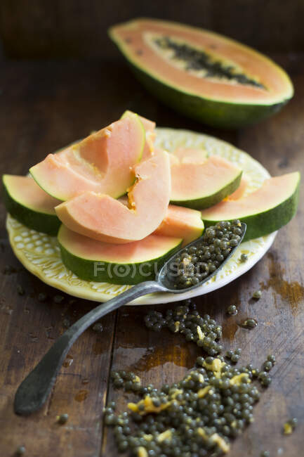 Papaya and papaya seeds — Stock Photo