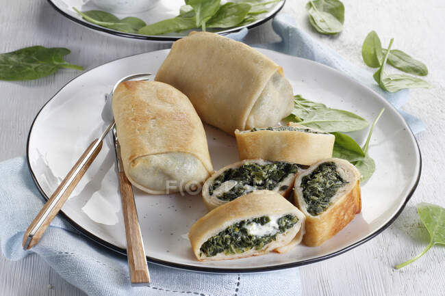 Fried pancake rolls with spinach and ricota — Stock Photo