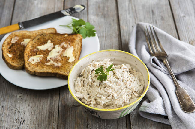 Smoked mackerel spread with cream cheese, horseradish and buttered toast — Stock Photo