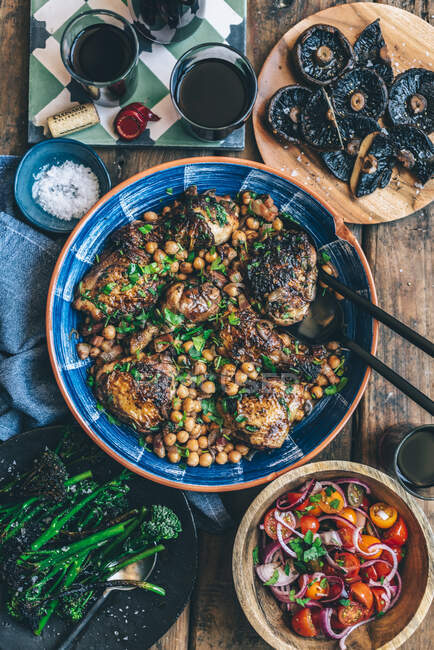 Braised chicken with chickpeas and pancetta, served with mushrooms, tomato salad and broccoli — Stock Photo