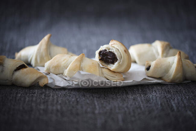 Vegan puff pastries filled with a sugar-free chocolate spread — Stock Photo