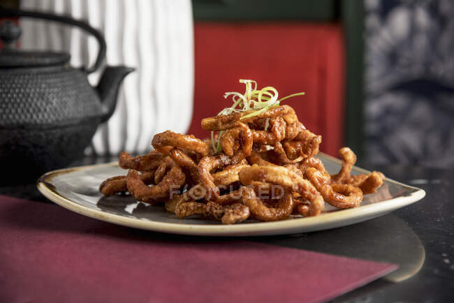 Calamari croccanti fritti in stile filippino glassati con miele di peperoncino e aglio — Foto stock
