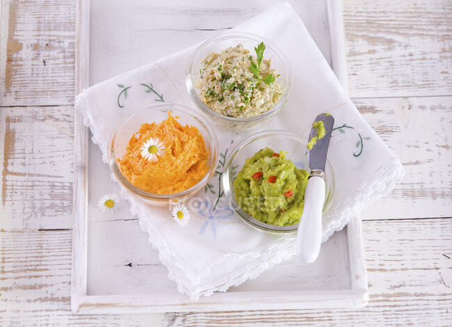 Carrot butter, guacamole and parsley-freekeh spread — Stock Photo