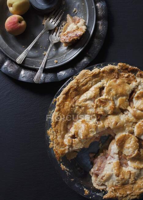 Сельский резной глубокий персиковый пирог — стоковое фото