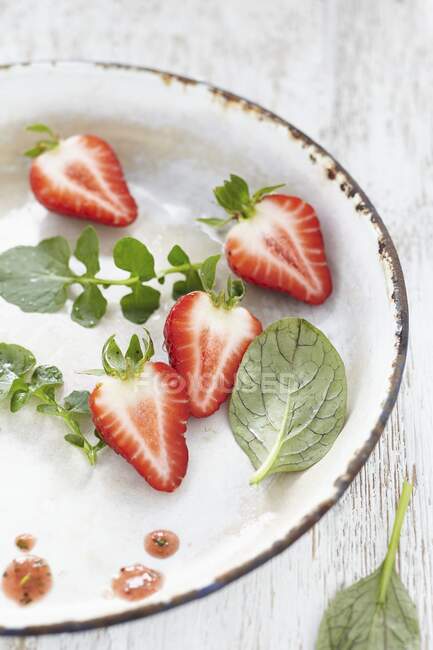 Strawberries in an enamel dish — Stock Photo