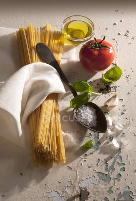Ingredients for spaghetti with tomatoes and basil — Stock Photo