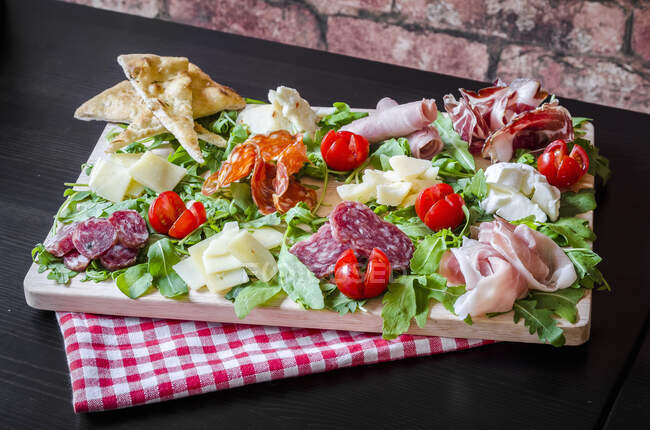 Italian style meat and cheese charcuterie board — Stock Photo