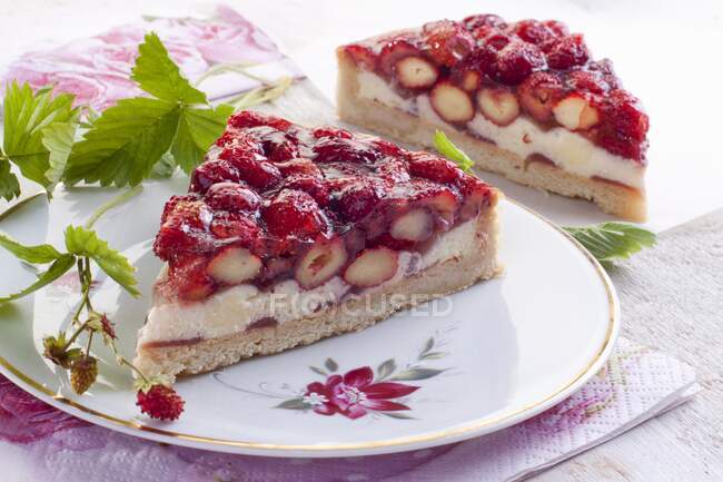 A slices wild strawberry tart — Stock Photo