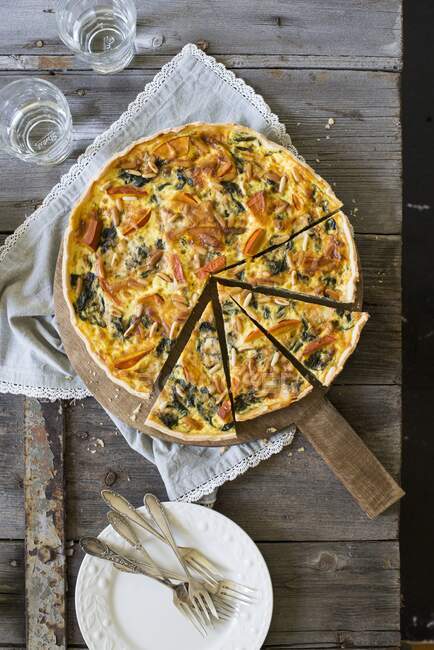 Roasted pumkin and spinach quiche with pinenuts — Stock Photo