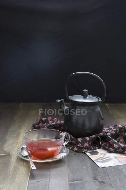 Stilleben with teapot and herbal tea in glass — Stock Photo
