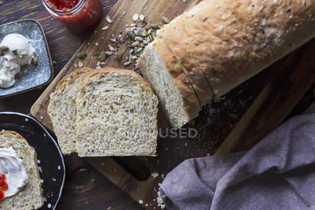 Un pain complet fait maison en tranches — Photo de stock