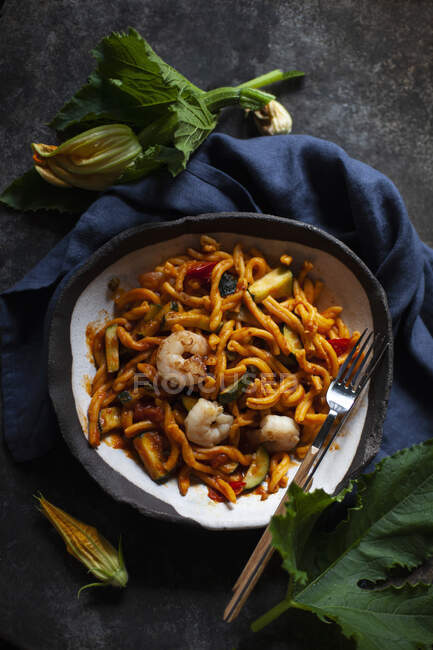 Strozzapreti in Zucchini-Tomatensauce mit Garnelen — Stockfoto