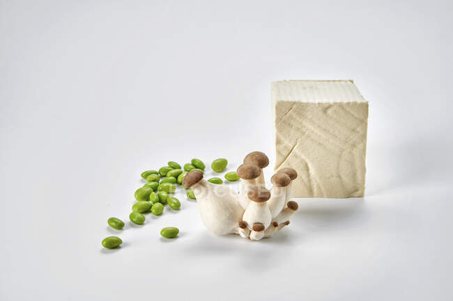 Haricots de soja frais, tofu et champignons trompette — Photo de stock