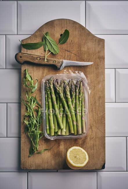 Green asparagus with herbs — Stock Photo