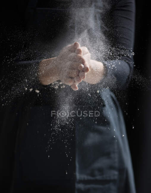 Knock the flour off your hands — Stock Photo