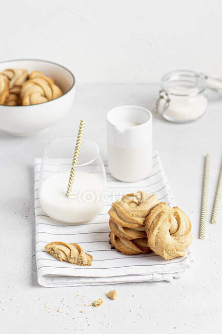Shortbread cookies with milk serving — Stock Photo