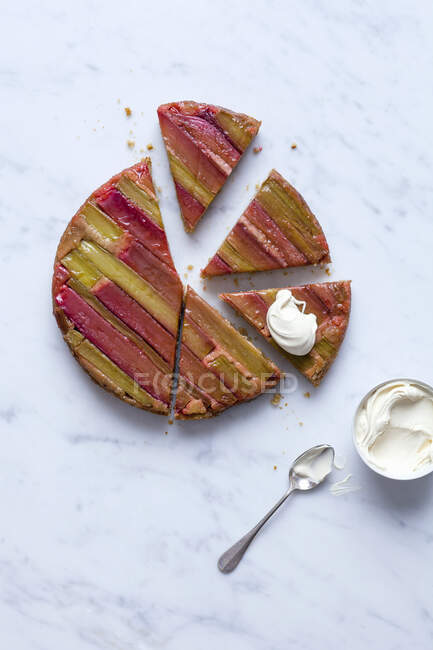 Rhubarb tart with cream — Stock Photo