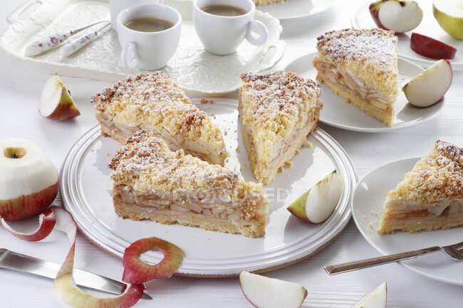 Apple pie with apple pieces and crumble — Stock Photo