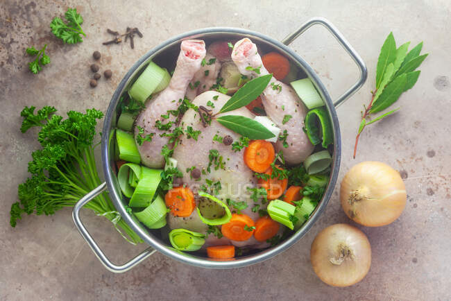 Ingrédients pour bouillon de poulet dans une casserole — Photo de stock