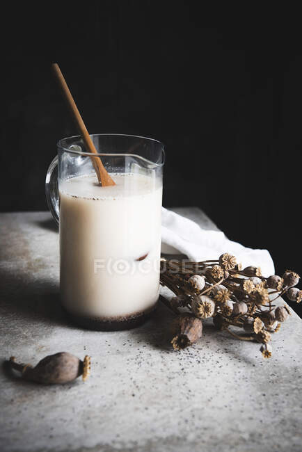 Leche de semilla de amapola, vegetariana - foto de stock