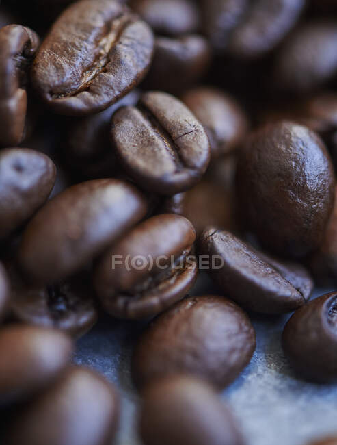 Кофейные бобы крупным планом — стоковое фото
