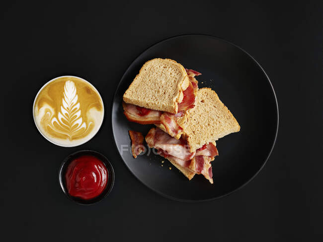 Hearty breakfast with ham on toast and cappuccino — Stock Photo