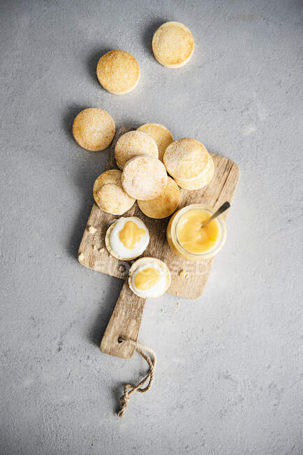 Glutenfreie Scones mit Zitronenquark — Stockfoto