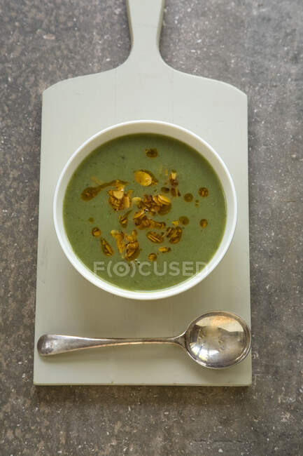 Grüne Gemüsesuppe mit gekühlter Mandelgarnitur — Stockfoto