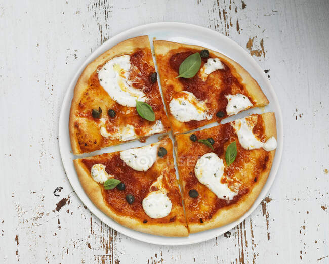 Pizza com creme de queijo e alcaparras — Fotografia de Stock