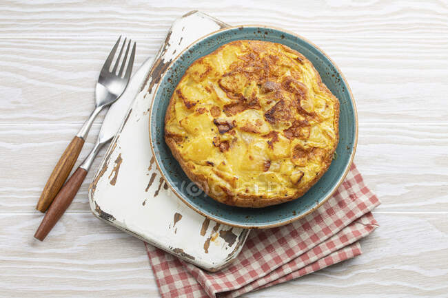 Tortilla espagnole maison - omelette aux pommes de terre — Photo de stock