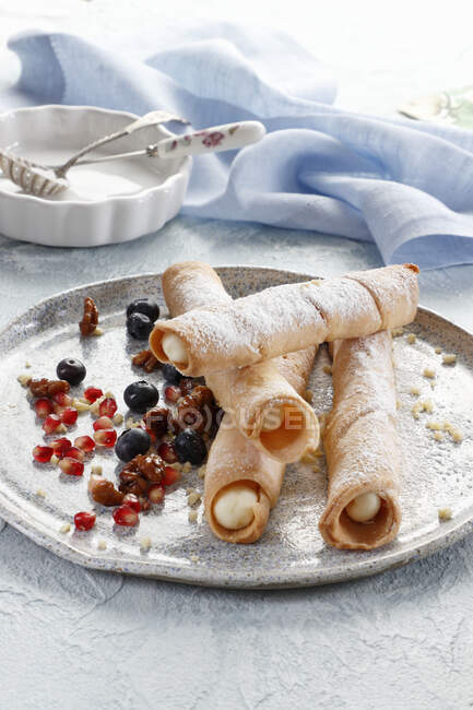 Tubi di pan di Spagna ripieni di crema alla vaniglia — Foto stock