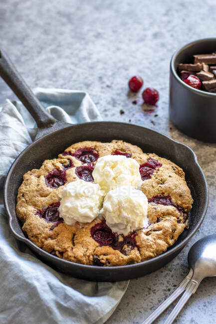 Skillet cookie with vanilla ice cream — Stock Photo