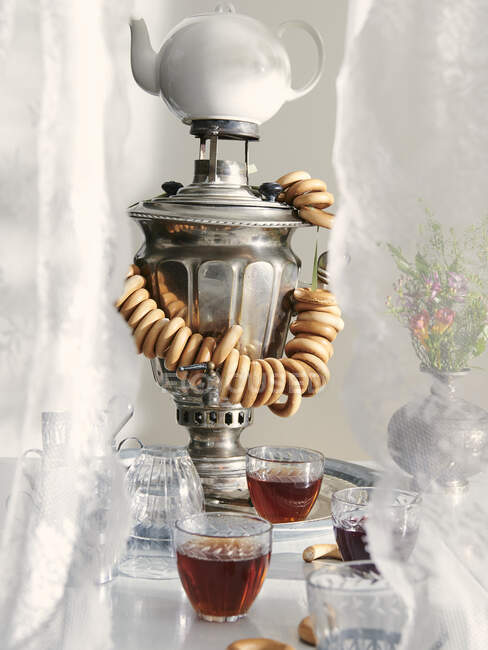 Primer plano de delicioso baranki ruso con té - foto de stock