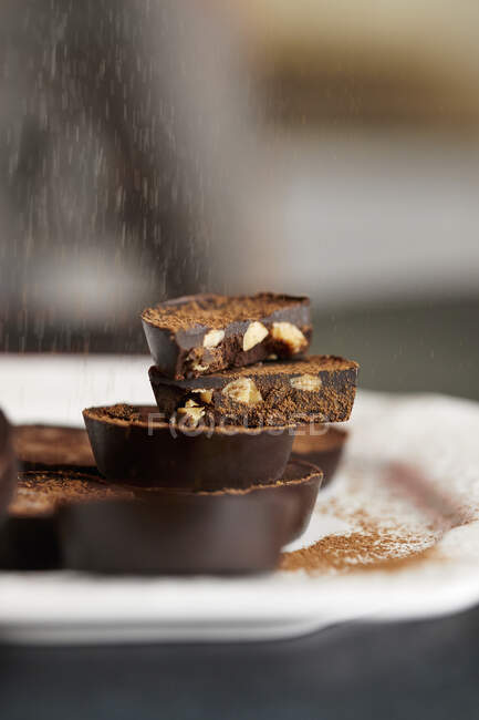 Кето дружественный шоколад из сырого какао, кокосового масла и заменитель сахара с миндалем — стоковое фото