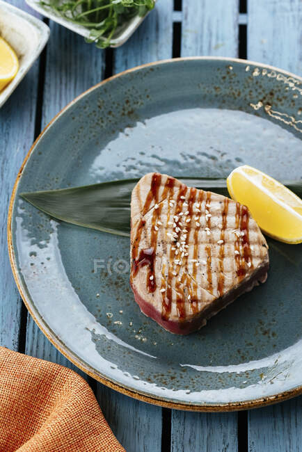 Grilled tuna with herbs and lemon — Stock Photo