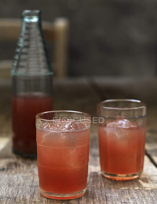 Cóctel de zumo de fruta en la mesa - foto de stock