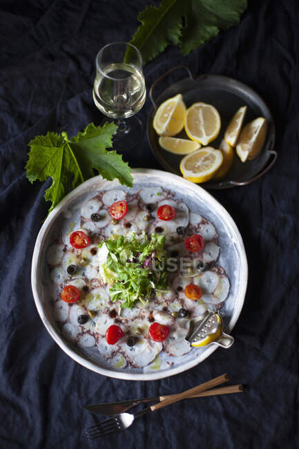 Schwarzer Kaviar mit Zitrone und Petersilie — Stockfoto