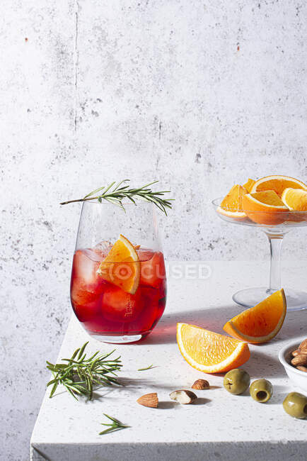 Cocktail Negroni aux oranges et aux herbes de romarin — Photo de stock