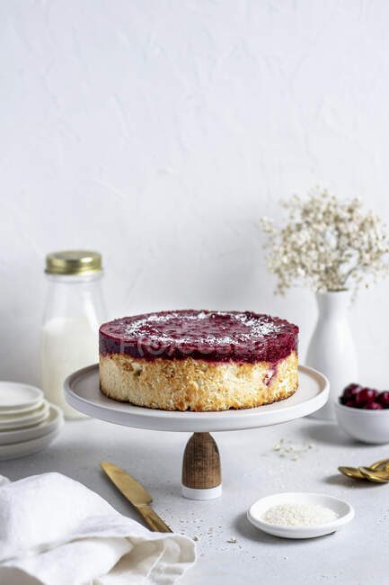 Cottage cheese pudding cake with cherries — Stock Photo
